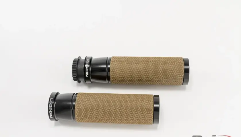 Coppia di manopole moto vintage Puig, color sabbia con grip antiscivolo e finiture nere.