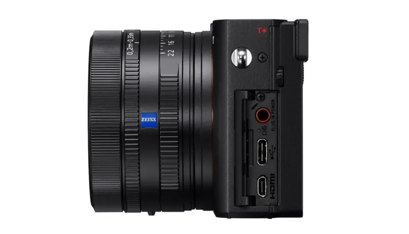 Sony RX1R III z obiektywem Zeiss. Widok z boku na porty USB, HDMI i gniazdo ładowania.
