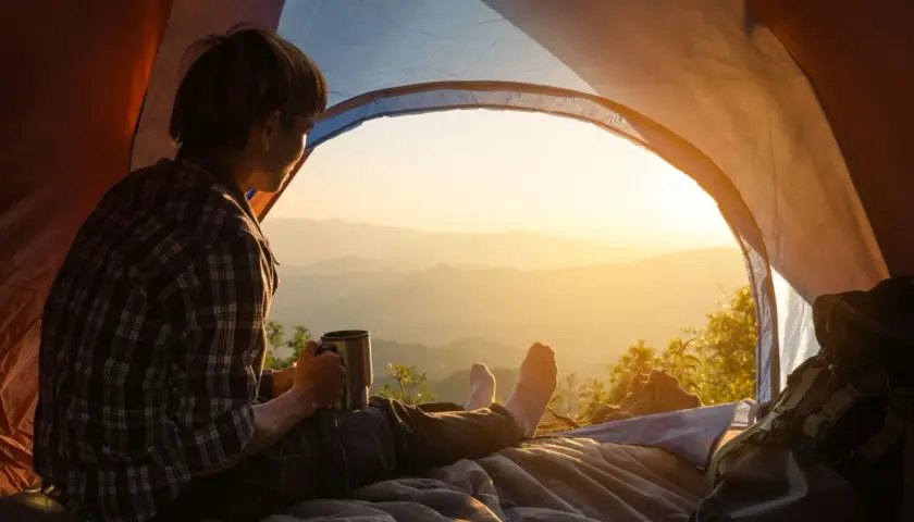 Poranek w namiocie, kawa i widok na góry. Idealny camping w górach.