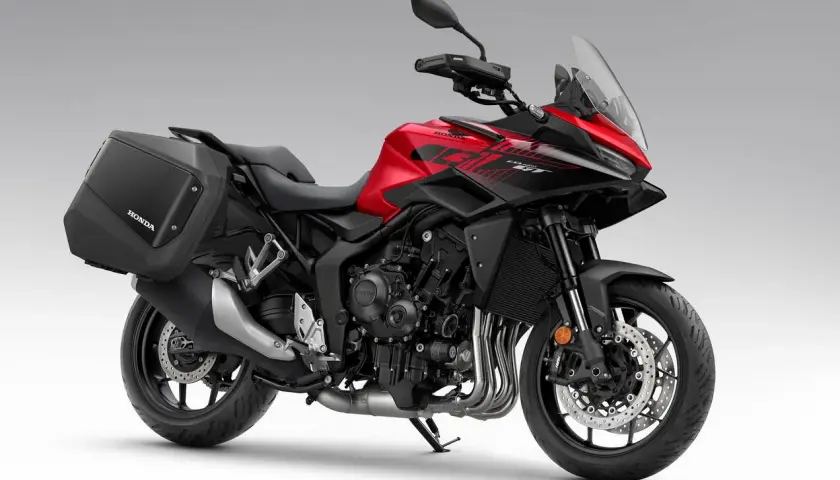 Honda CB1000GT roja y negra, lista para la aventura con sus maletas laterales.