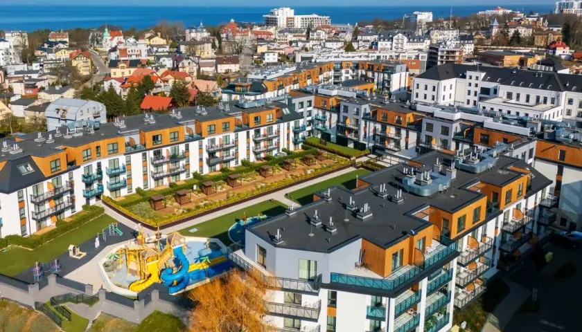 Nowoczesne apartamenty Bel Mare Resort Międzyzdroje z placem zabaw i widokiem na morze.