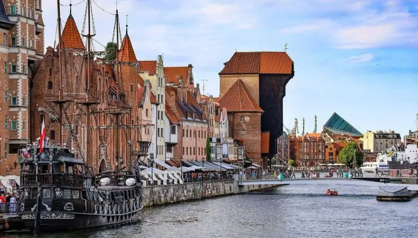 Gdańsk z pirackim żaglowcem i Żurawiem, jakby z Władysławowa przybył. W tle most i nowoczesna architektura.