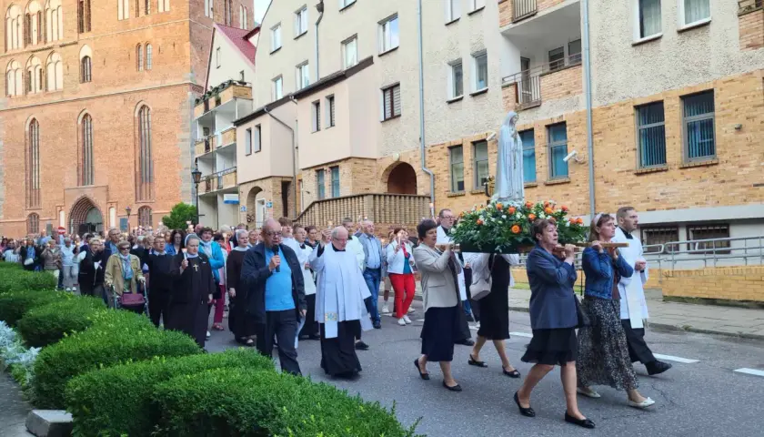 13 lipca. Procesja z figurą Matki Bożej w otoczeniu wiernych z zapalonymi świecami.
