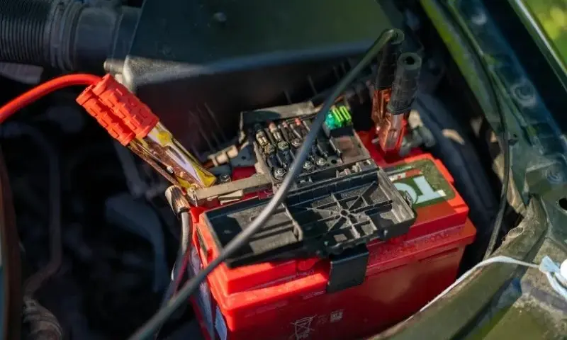 Jakim prądem alternator ładuje akumulator – kluczowe informacje o napięciu