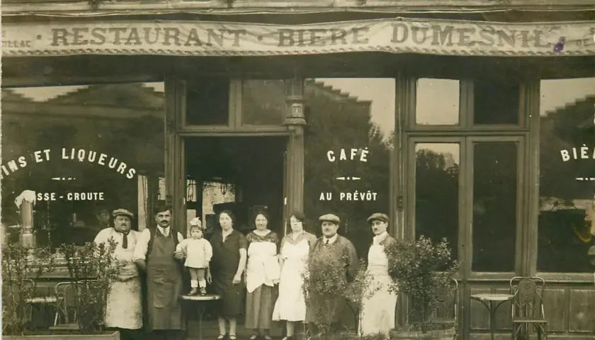 Devant le restaurant "Bière Dumesnil", une famille pose fièrement.