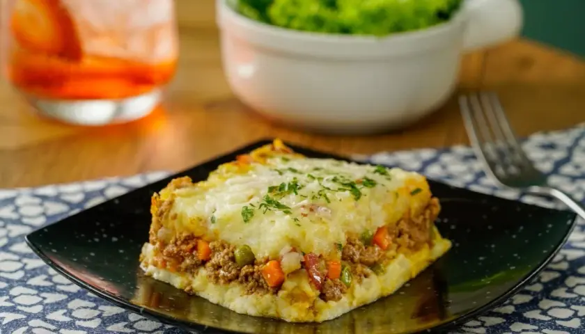 Pastel de carne con capa superior de puré de patatas, zanahorias y guisantes. ¡Perfecto para saber con qué acompañar tu puré de patatas!