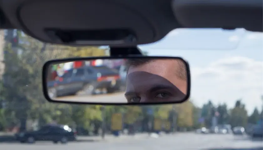 Oko kierowcy w lusterku wstecznym. Czy to lusterko fotochromatyczne, co to znaczy? Automatycznie przyciemnia się, chroniąc przed oślepieniem.