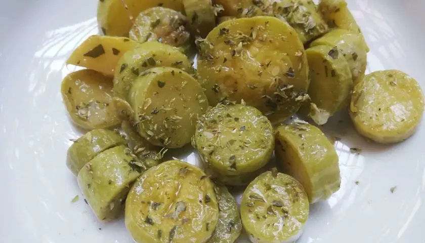 Zucchine trombetta in padella, un contorno semplice e gustoso. Perfetto per chi cerca una ricetta veloce e leggera.