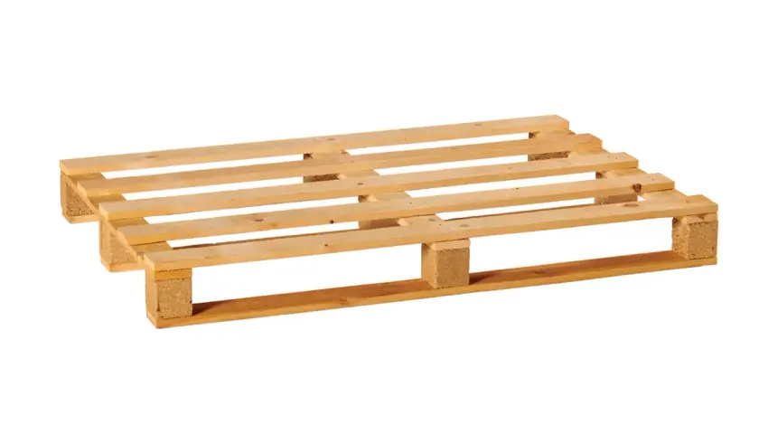 Holzpalette mit Block-Paletten-Konstruktion, bereit für den Transport von Waren.