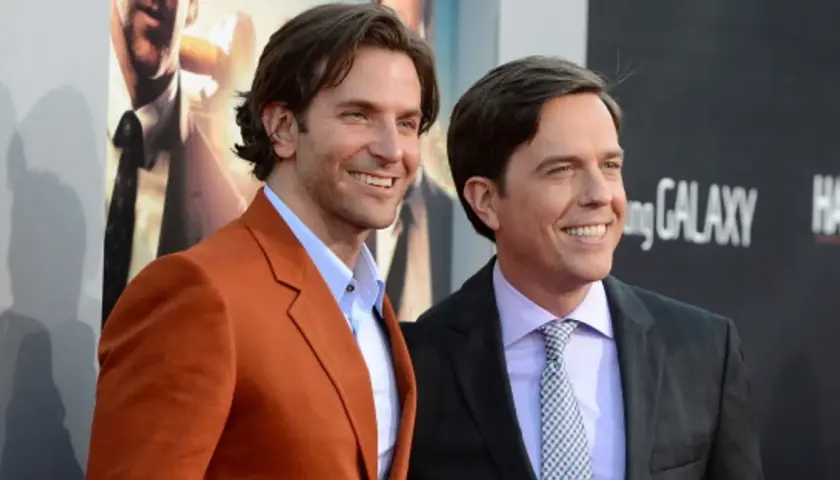 Bradley Cooper i Ed Helms, gwiazdy filmu Kac Vegas, pozują do zdjęć na premierze.