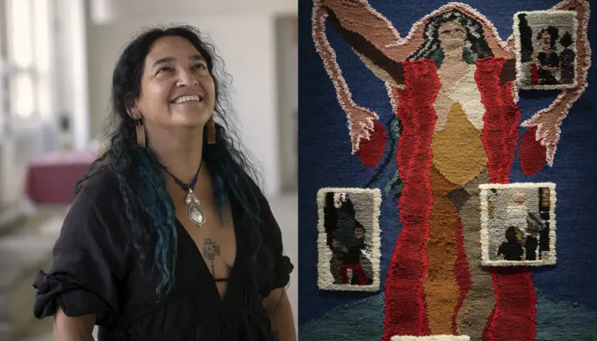 Konstnären ler mot taket i Sven-Harrys konsthall. Bredvid syns en vävd bild av en kvinna med inbäddade foton.
