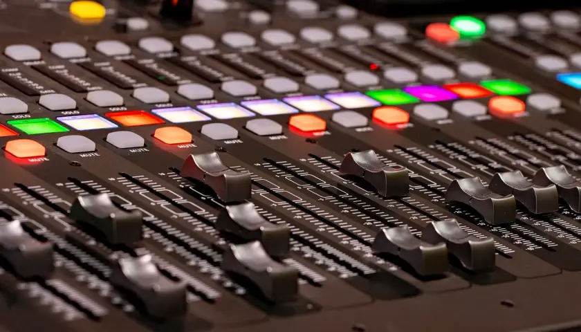 Console de mixage avec boutons lumineux et faders. Idéal pour créer une banque de sons instruments gratuit.