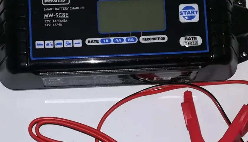 Ładowarka MW-SC8E. Czy nowy akumulator trzeba ładować? Ta ładowarka pomoże Ci to sprawdzić i naładować baterie 12V/24V.