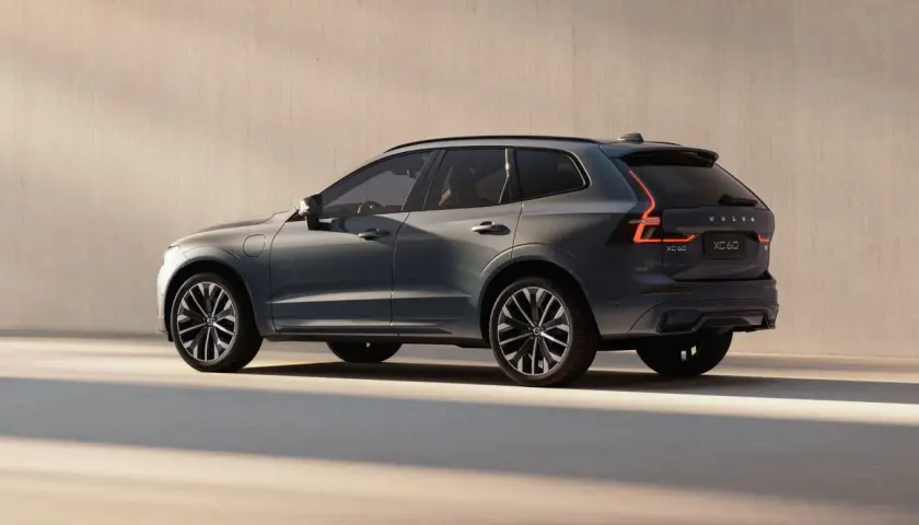 Volvo XC60 gris oscuro, visto de perfil trasero, con luces LED encendidas. Un coche elegante, ideal para el foro Volvo XC60.