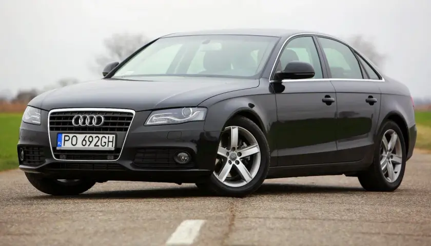 Czarny sedan Audi A4 B8, produkowany w latach 2007-2015, na drodze.