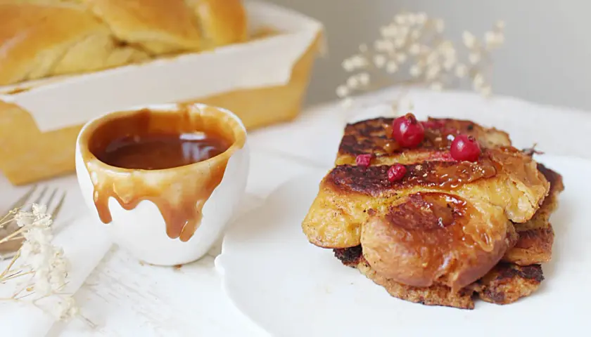Délicieuse brioche perdue dorée, nappée de caramel et garnie de fruits rouges. Un délice à savourer !