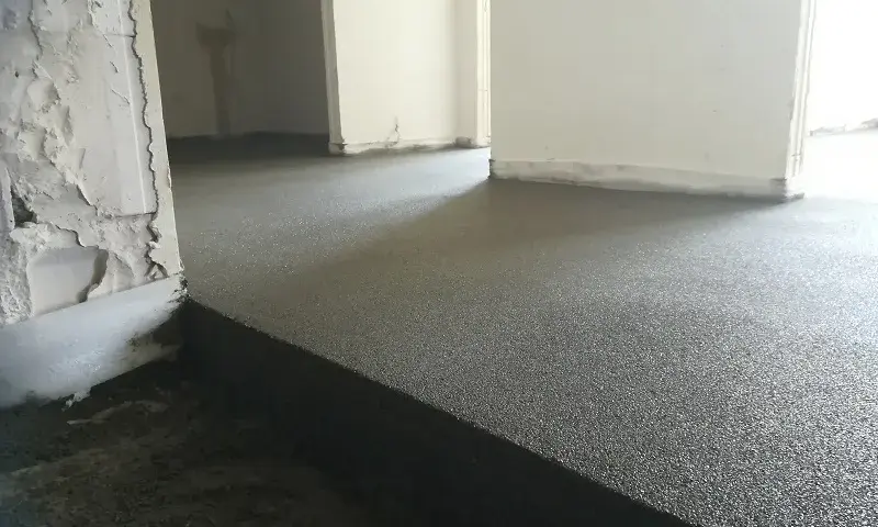 Jak długo podlewać wylewkę z miksokreta, aby uniknąć pęknięć?