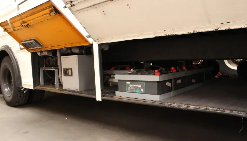 Pod otwartą klapą autobusu Peterbilt widać sejf i baterie Mastervolt.