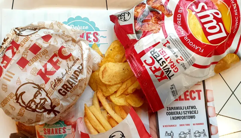 Ile kosztuje kubełek frytek w KFC? Sprawdź ceny i promocje