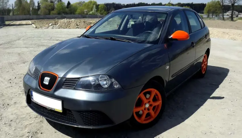 Szary Seat Ibiza z pomarańczowymi felgami i lusterkami. Zastanawiasz się, czym pomalować gumę? Może sprayem do plastików?