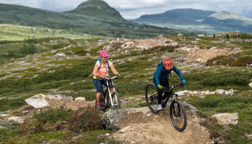 Två cyklister njuter av en äventyrlig vandring i Ramundberget.