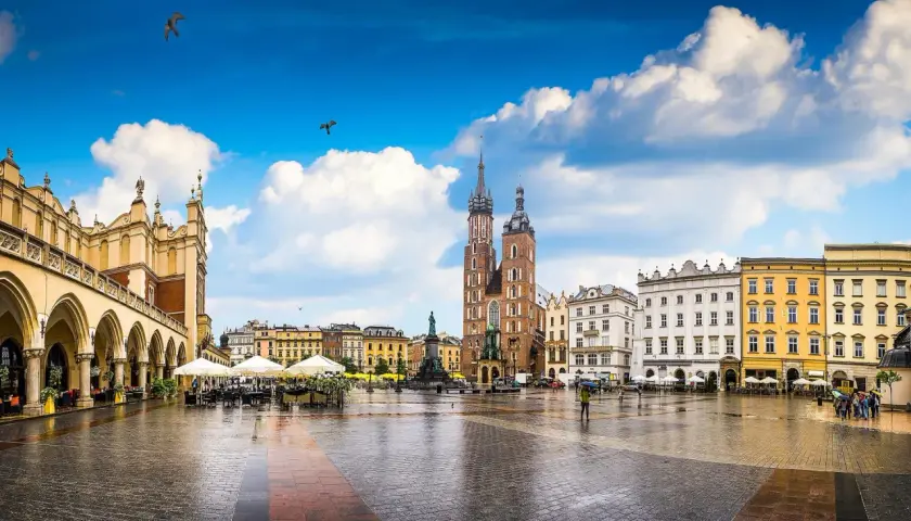 Rynek Główny w Krakowie, największy rynek w Polsce, z Sukiennicami i Kościołem Mariackim.