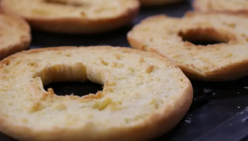 Friselle croccanti, pronte per essere condite. Una ricetta semplice e gustosa per un antipasto o uno spuntino perfetto.