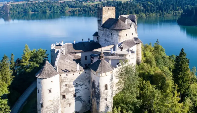 Zamek w Niedzicy, malowniczo położony nad jeziorem, to jedna z najpiękniejszych nidzickich atrakcji.