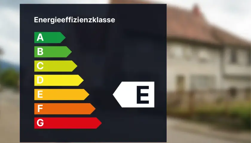 Energieeffizienzklasse E. Das Haus hat eine Energieeffizienzklasse E, was auf einen mittleren Energieverbrauch hinweist.