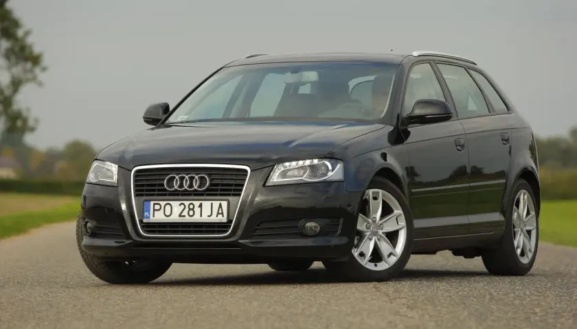 Czarne Audi A3 8P z przodu, z widocznymi reflektorami i grillem. Idealne żarówki przód do tego modelu.