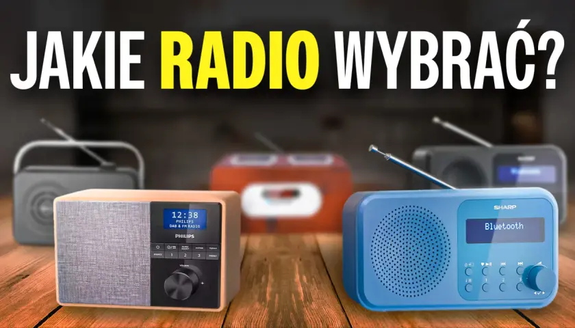 Różne stacje radiowe, od klasycznych po nowoczesne, stoją na drewnianym blacie. Wybierz swoje idealne radio!
