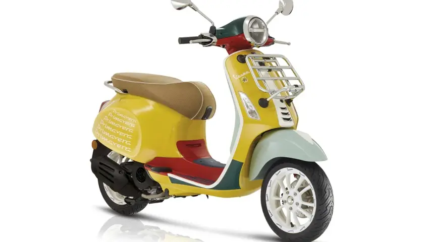 Vespa Primavera con alegres vespa primavera colores: amarillo, rojo, verde y azul claro. Un diseño vibrante para la ciudad.