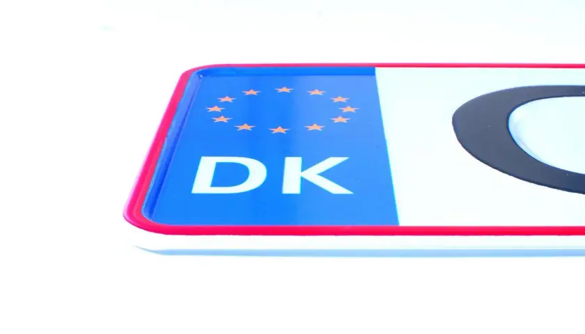 Fragment duńskiej tablicy rejestracyjnej z literami DK i gwiazdkami UE.