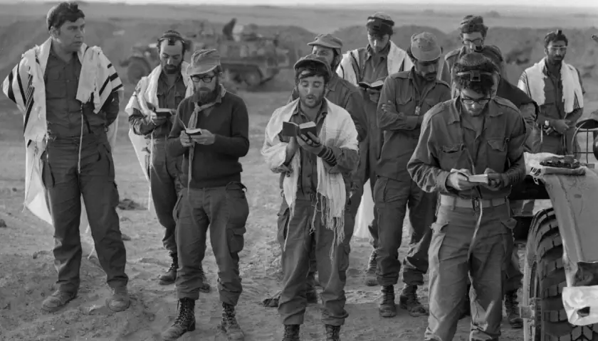 Soldaten beten mit Gebetsschals und Büchern während des Jom-Kippur-Krieges.