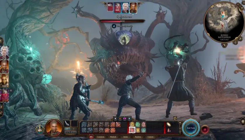 Drużyna w Baldur's Gate III walczy z potężnym potworem na zrujnowanym polu bitwy.