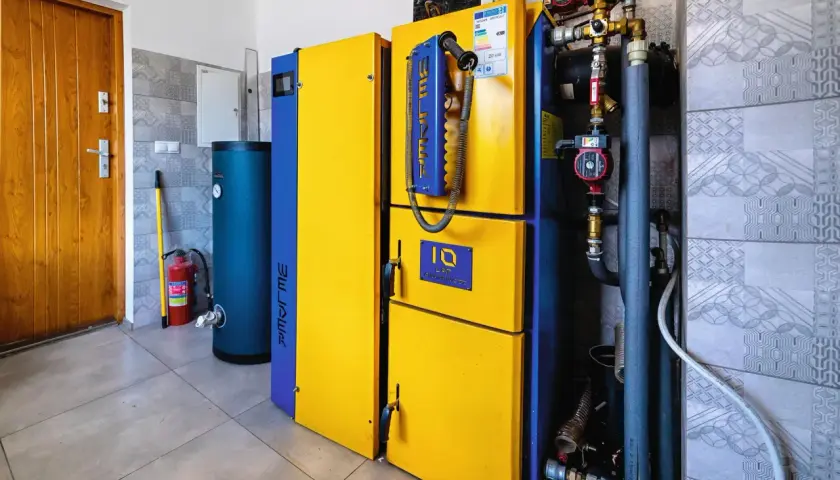 Piec gazowy 20kW na ile metrów ogrzeje? Widoczny system grzewczy z zasobnikiem i pompą.
