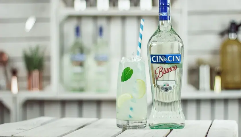 Pomysły na drinki z cin cin, które zachwycą Twoich gości
