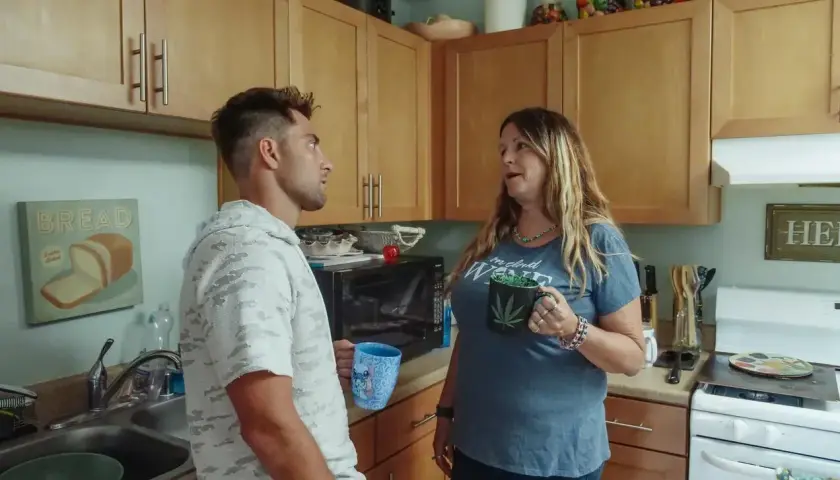 Madre habla con su hijo en la cocina. Quizás él necesite frases para un hijo que no valora a su madre.
