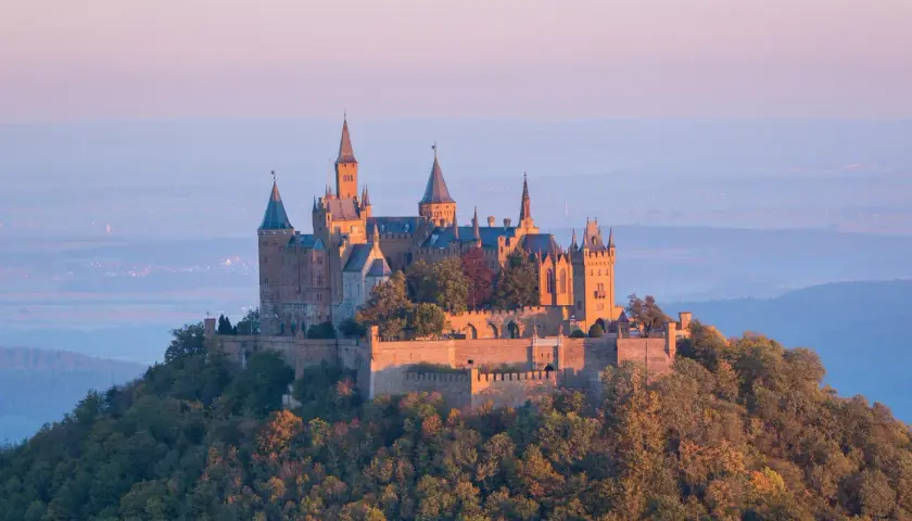Hohenzollern Castle, ein märchenhaftes Schloss auf einem Berg, perfekt für Ausflugsziele Erwachsene.