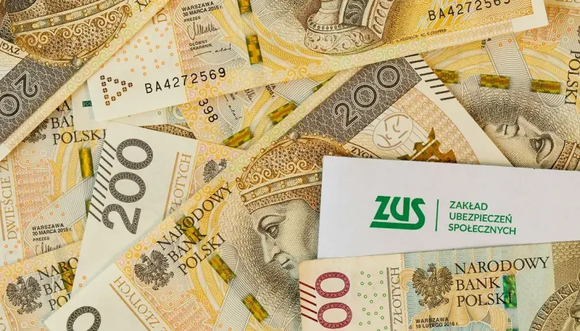 Polskie banknoty 200 zł i 500 zł oraz logo ZUS.