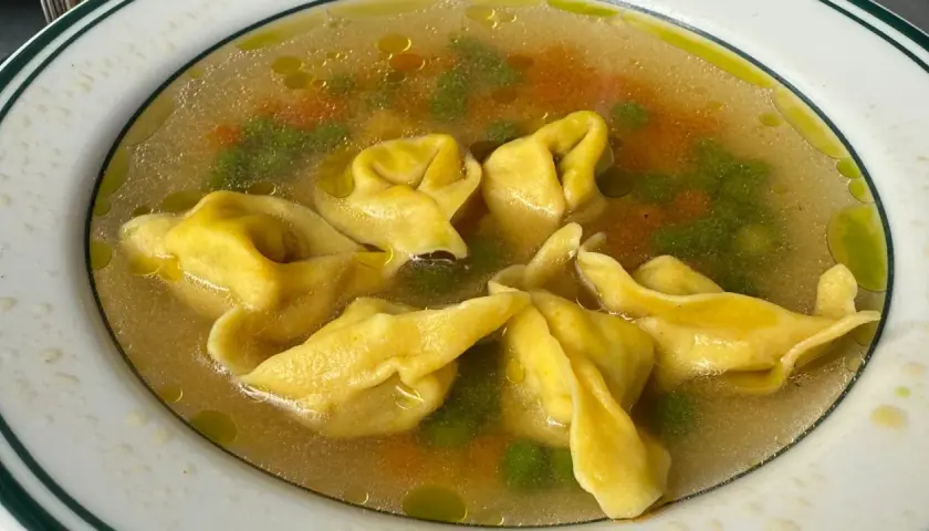 Rosół z tortellini i warzywami, idealny na kaca. Ciepły, sycący, z makaronem i warzywami.