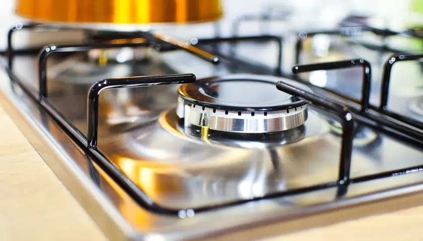 Plaque de cuisson en acier inoxydable brillante, prête pour un nettoyage facile. Apprenez comment nettoyer une plaque de cuisson en acier pour un éclat parfait.