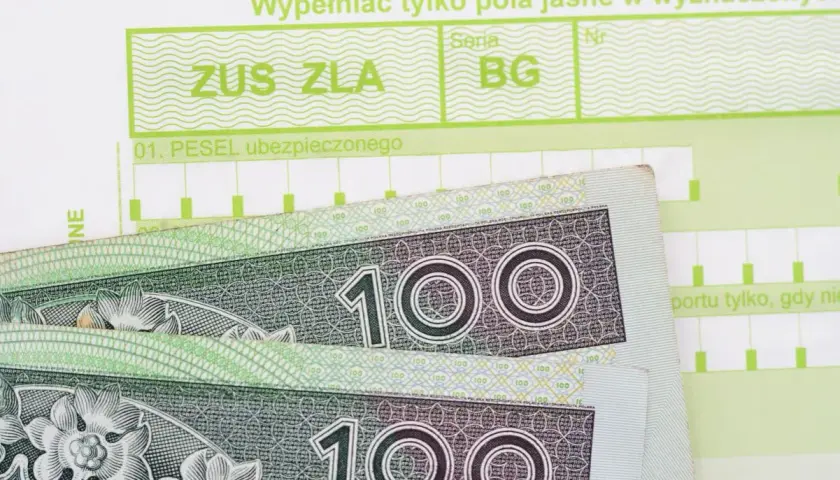 Polskie banknoty 100 zł na tle druku ZUS ZLA.