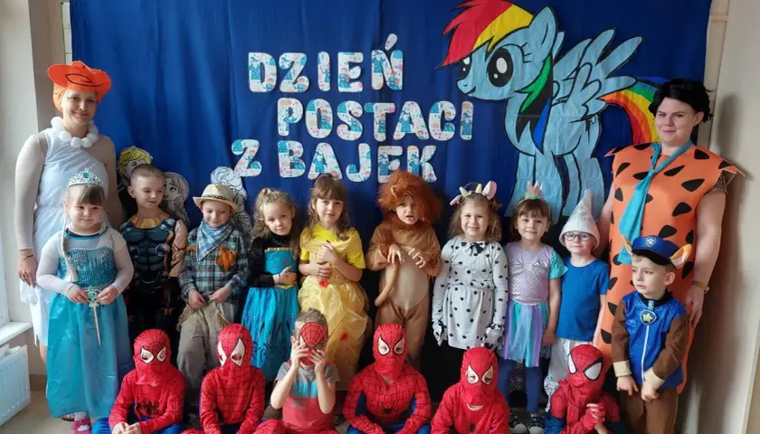 Dzień postaci z bajek pomysły: dzieci w strojach Spider-Mana, Elzy, lwa, kowboja i innych bohaterów.
