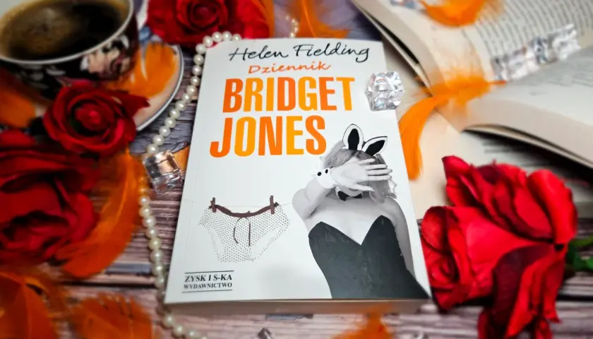 Bridget Jones książki: Dziennik z zabawną okładką, czerwone róże, kawa i pióra tworzą romantyczną atmosferę.