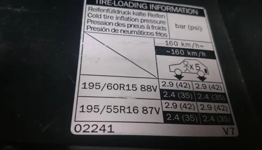 Etiqueta de información de presion ruedas Toyota Auris. Indica presiones para neumáticos 195/60R15 y 195/55R16.