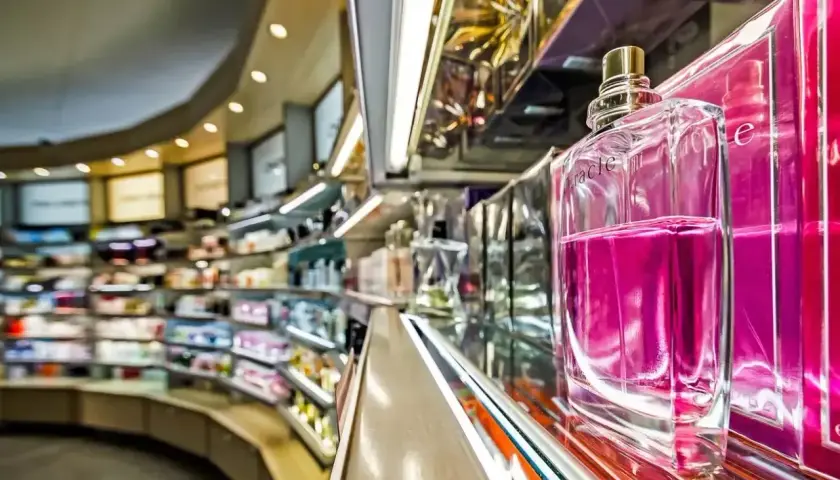 Elegancka butelka różowych perfum na półce sklepowej. Klik i pachniesz opinie o tym zapachu są zachęcające.