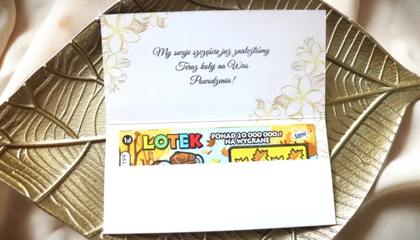 Elegancka kartka z życzeniami i zdrapki lotto na wesele. "My swoje szczęście już znaleźliśmy, teraz kolej na Was. Powodzenia!