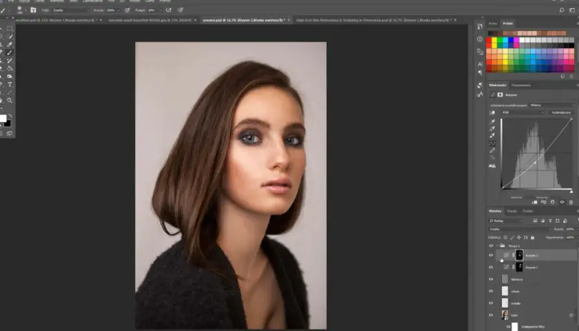 Portret kobiety z ciemnymi włosami i makijażem oczu. Panel po prawej pokazuje narzędzia do edycji w programie Photoshop, w tym krzywe, co sugeruje kurs photoshop.
