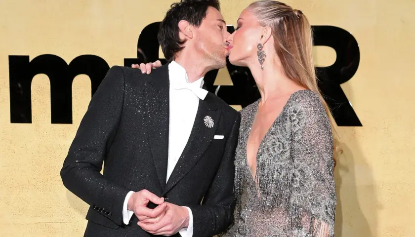 Adrien Brody i jego żona, Georgina Chapman, całują się na ściance.